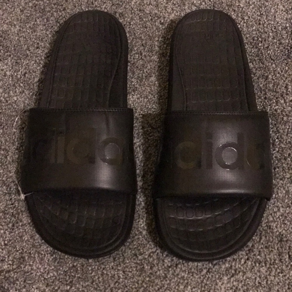 New men’s Adidas flip-flops sandals